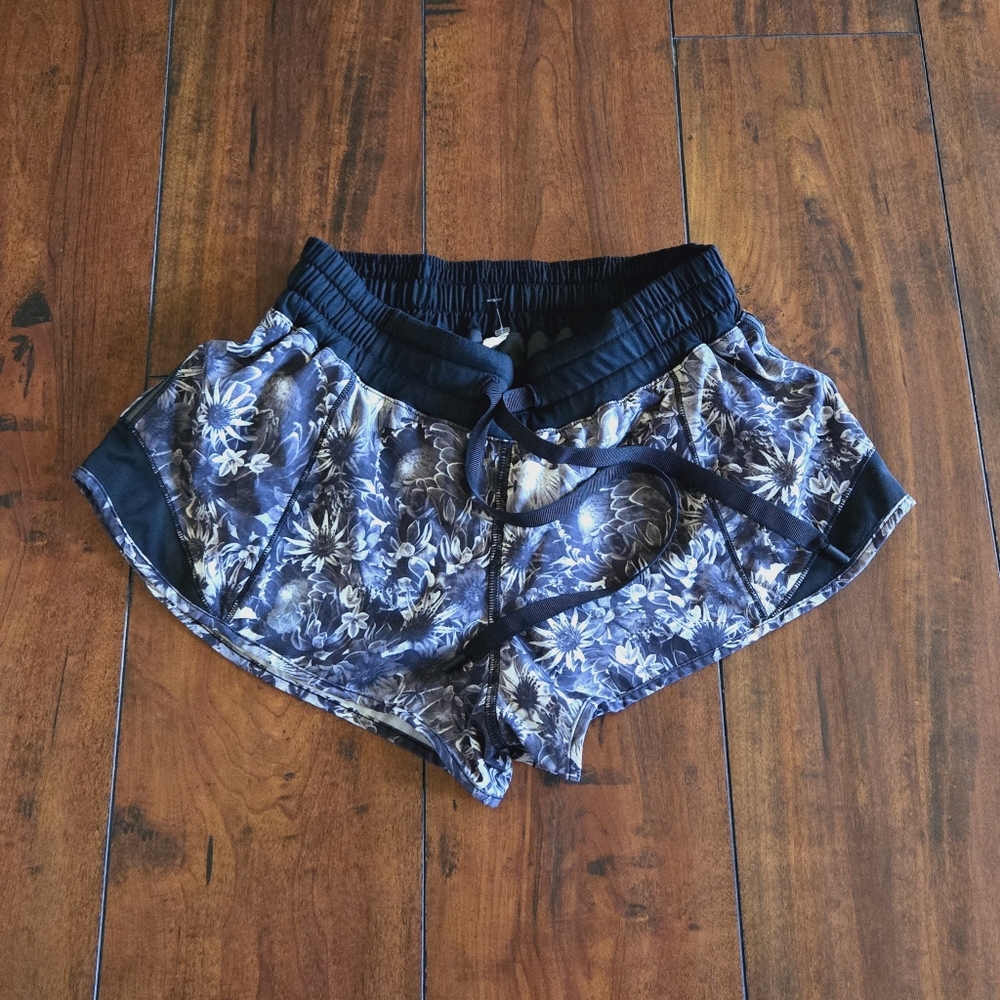 Lululemon Hotty Hot Shorts Flowabunga Black Angel Wing Low Rise Lined 2.5" Sz 6 - Picture 2 of 15